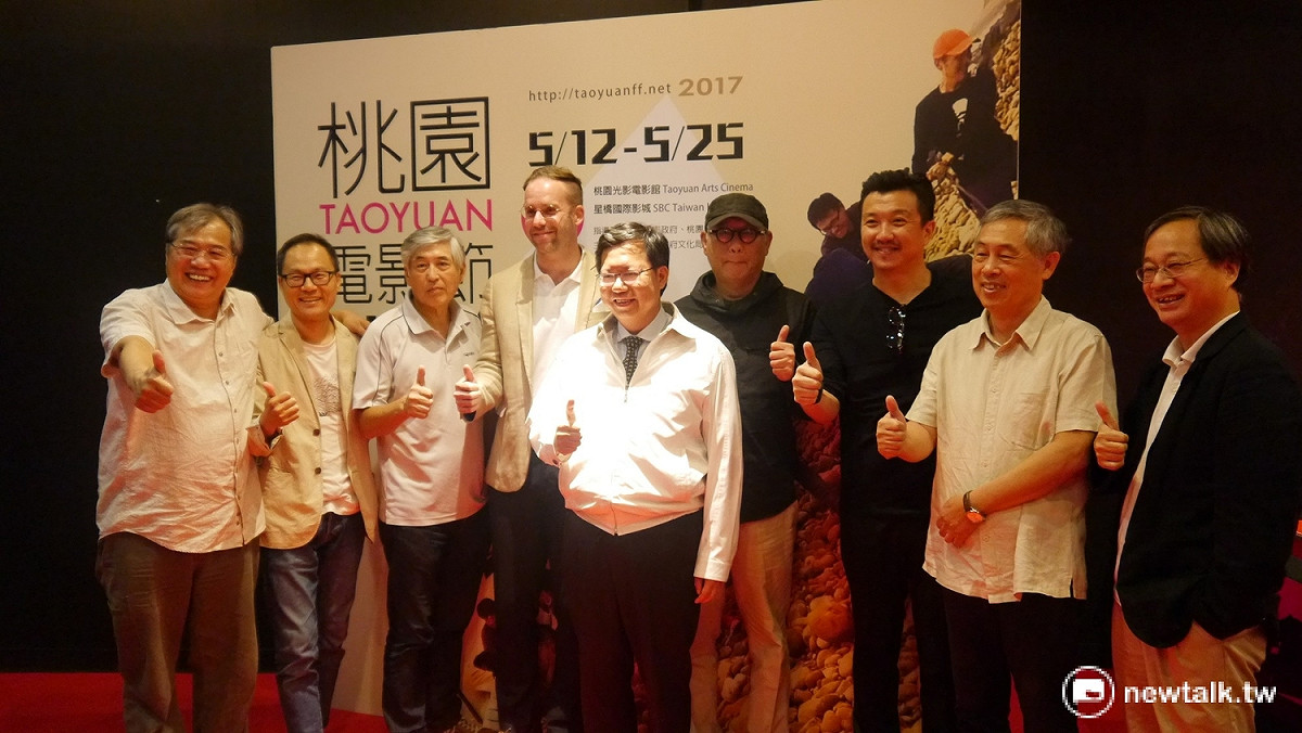 2017桃園電影節「十年，再見楊德昌」主題展覽，透過這些作品文件，展現楊德昌導演的才華及創作能量。更難得的是，在展覽前即訪問了與楊德昌導演共事、合作過的十幾位影人，如導演柯一正、小野、鴻鴻、魏德聖、王維明、虞戡平、余為彥、金馬影后陳湘琪、知名演員張震、唐從聖等人。桃園鄭文燦與出席電影人合影－ 圖:桃園市政府/提拱