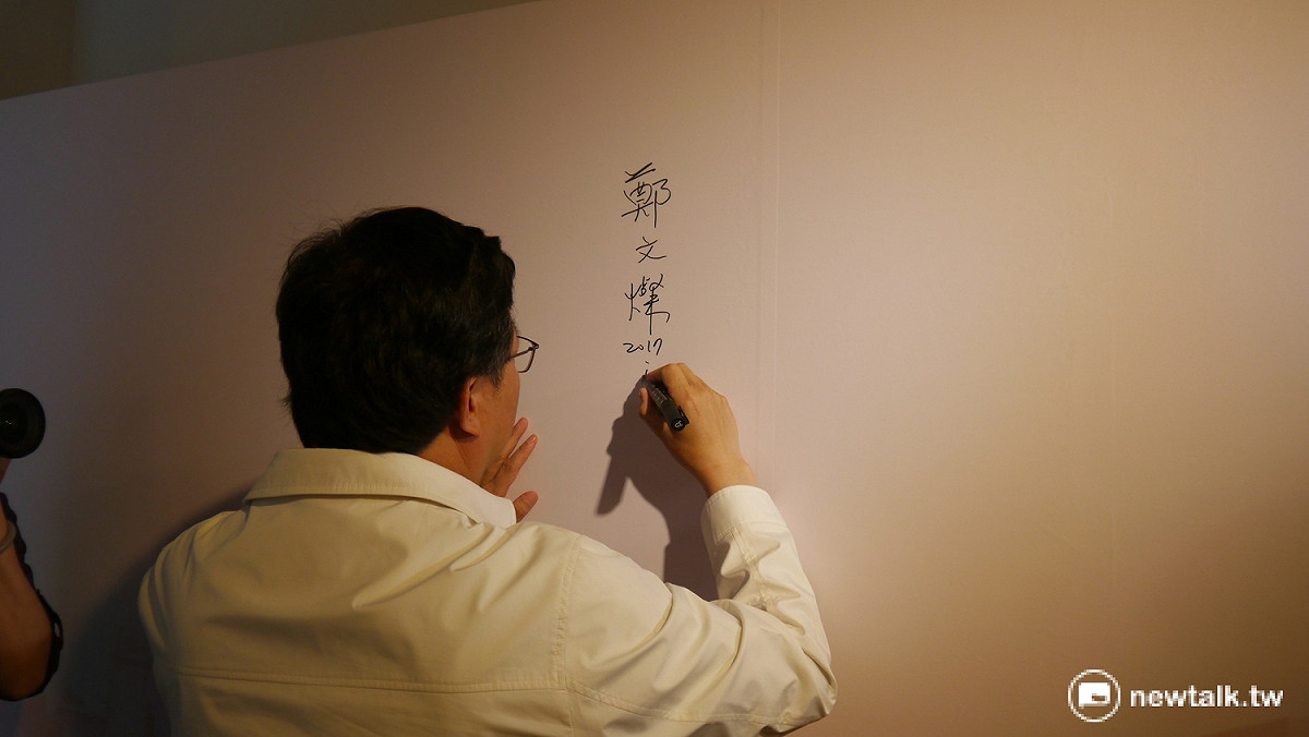 曾任行政院新聞局長的桃園市長鄭文燦，在其新聞局長任內，推動國產電影不遺餘力，他特別在其臉書以「十年，再見楊德昌」為文感性地追思這位台灣新浪潮電影的代表人物之一的電影人，並出展場簽名致意－ 圖:桃園市政府/提拱