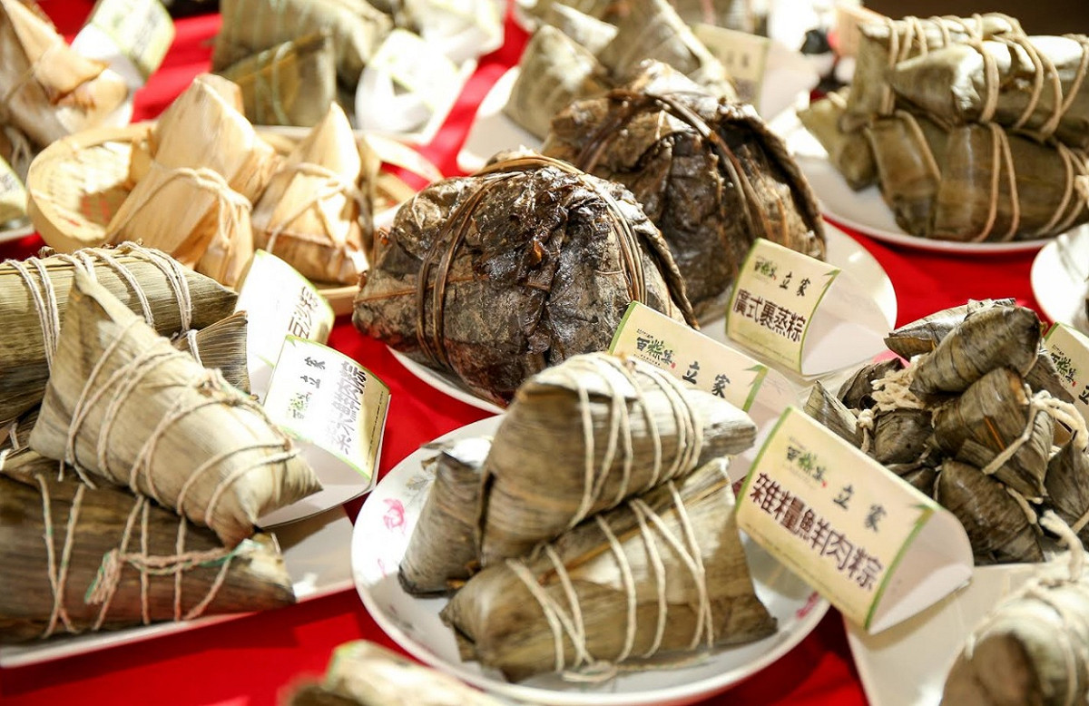 除了一般大眾熟悉的傳統經典外，更推出創新改良的口味，以超過百款的經典粽子，提前預告端午節的到來。 圖：台北市市場處提供