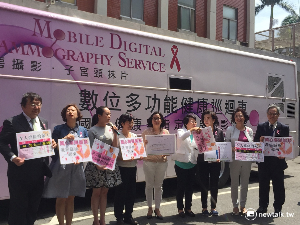 民進黨立委劉世芳等人10日在立法院，舉辦乳房篩檢推動活動，多位男性立委也一同共襄盛舉。 圖：林人芳／攝