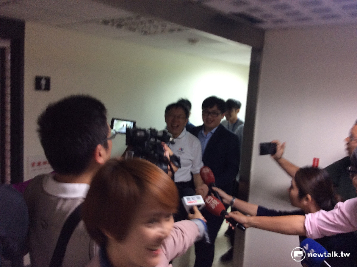 台北市長柯文哲10日被問及當兵生活，受訪時都笑著回應。 圖：程士華/攝