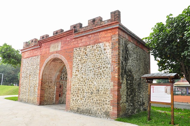 「阿猴城門」意即屏東城門，是清代屏東古城一部份，曾見證了漢人遷徙至屏東的歷史。 圖：翻攝自PBike官方網站
