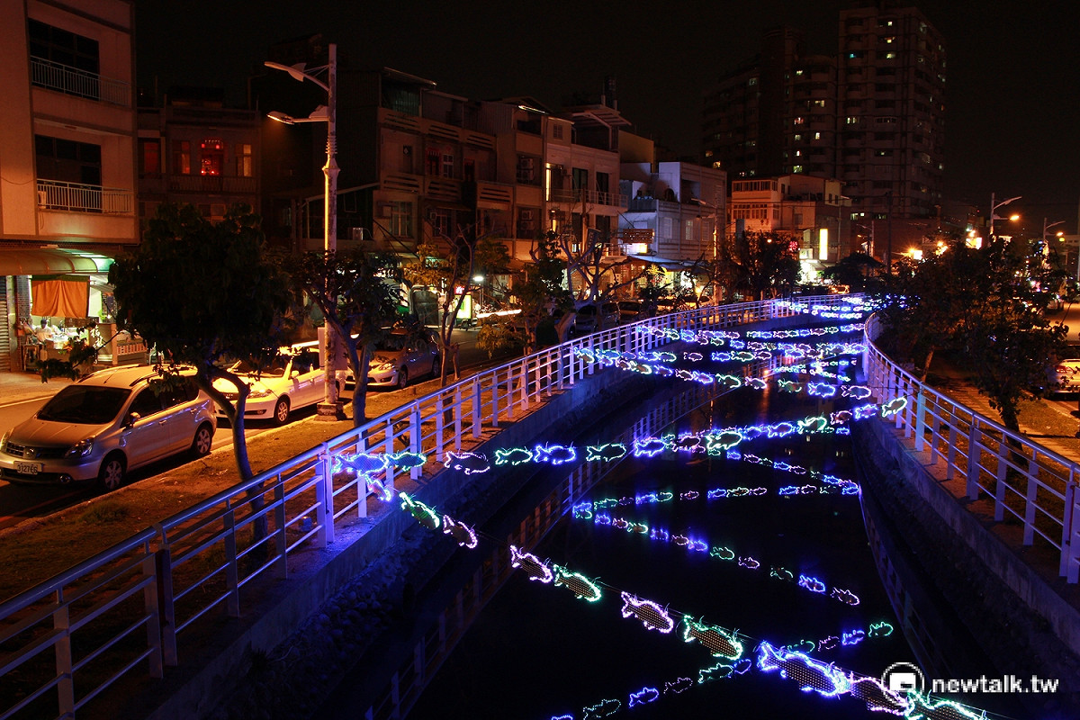 東隆宮對面光復路大排兩側，架設許多鮪魚燈飾。 圖：呂晏慈攝