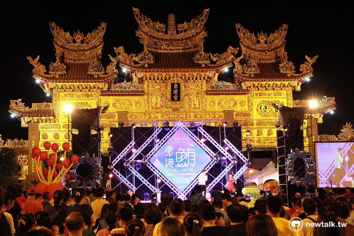 東隆宮廟前金碧輝煌，夜觀更顯盛壯之美。 圖：呂晏慈攝