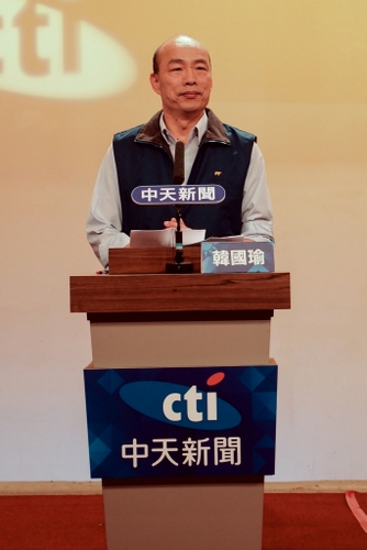 韓國瑜問，如果他當選黨主席，其他人是否將全力協助？洪秀柱開玩笑說，勢必效忠在您的身邊。 圖：陳宣如／攝
