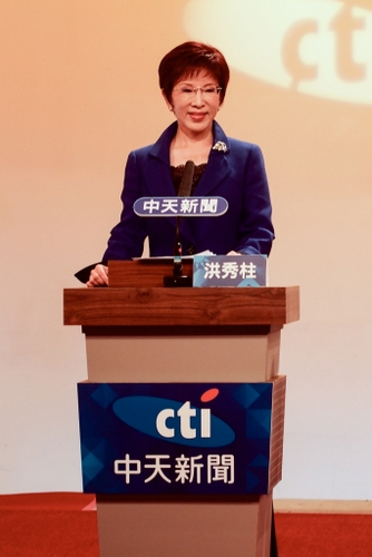 洪秀柱開玩笑說，若韓國瑜選上「勢必效忠在您的身邊，隨時提供各種建議」。 圖：陳宣如／攝