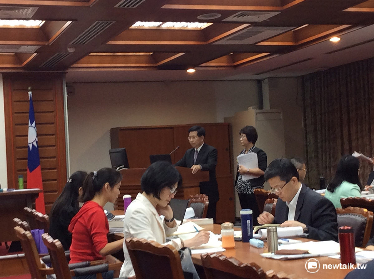 今（11）日上午教育部長潘文忠於立法院報告前受訪表示，未來將祭出罰則，讓補教業者落實通報責任。 圖：程士華/攝