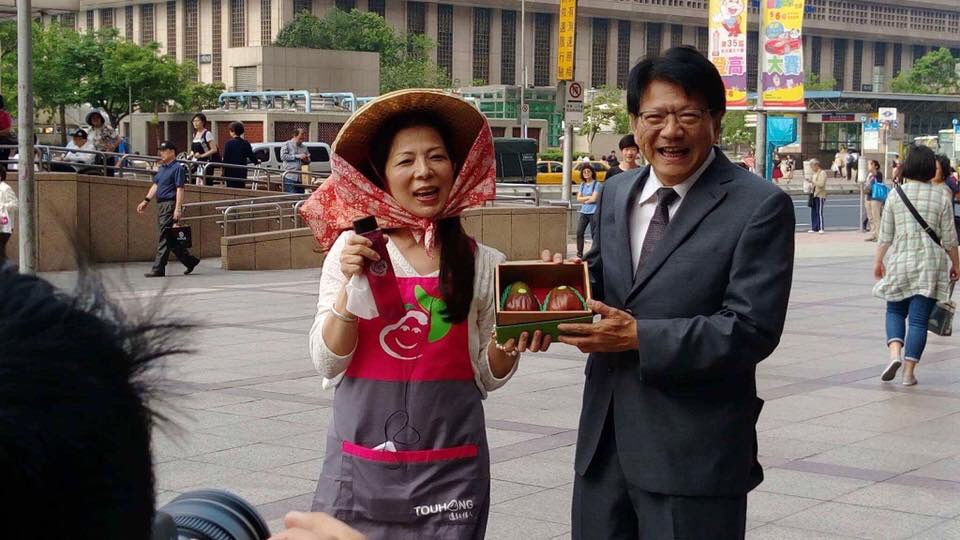 佳冬農會總幹事林淑玲，臉敷屏東香檬面膜、手拿大花農場玫瑰花水及佳冬的透紅佳人蓮霧，假扮「面膜怪客」。 圖：屏東縣政府提供