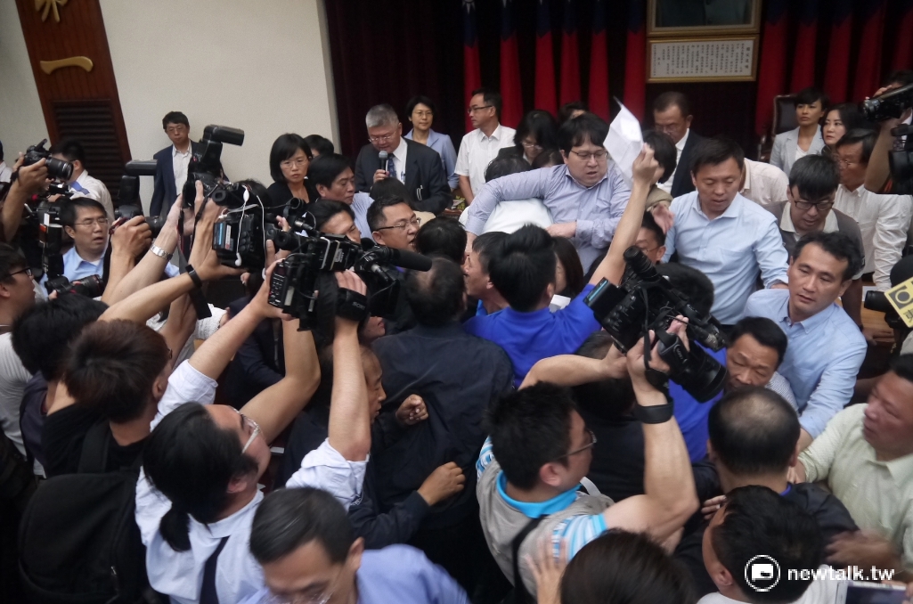 5月11日前瞻會議尚未開始，藍綠立委已打成一團。(新頭殻資料照) 圖：鍾孟軒/攝
