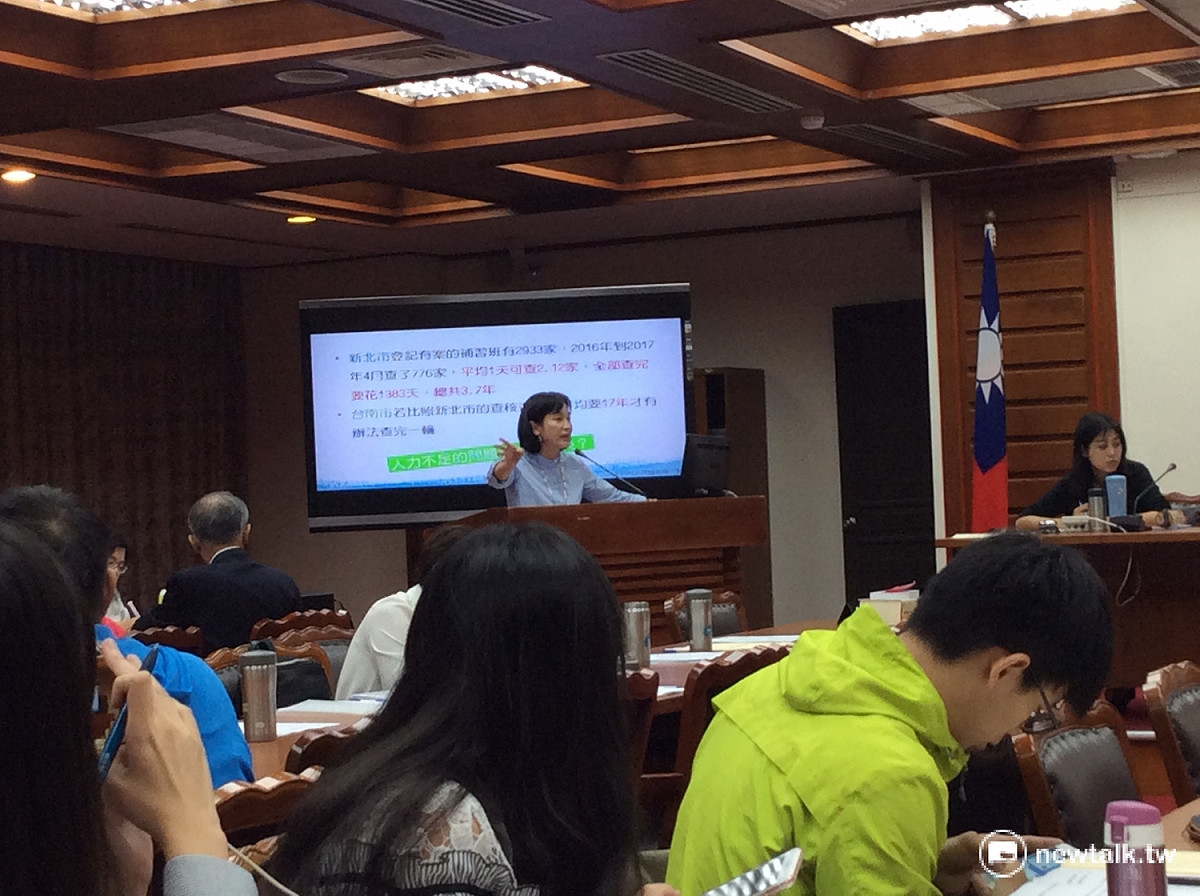 國民黨立委柯志恩指出，全國地方政府負責補教業務的人員僅52人，但有立案補教業者高達1萬8千家，教育部根本無法確實掌握。 圖：程士華/攝