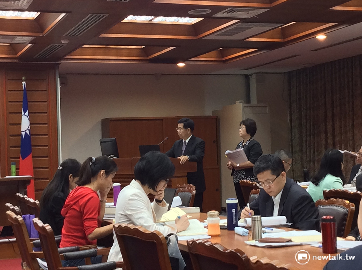 多位立委關切教育部修法前有何動作，教育部長潘文忠表示，將在2週內全面清查全台灣22縣市的補習班名冊。 圖：程士華/攝