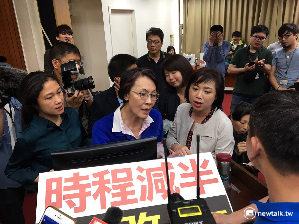 黃昭順與何欣純在講台桌前僵持不下。 圖：鍾孟軒/攝
