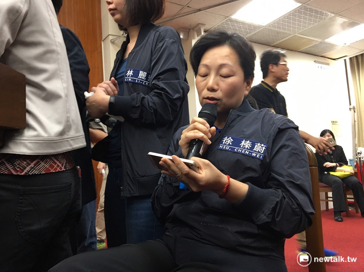 國民黨立委徐榛蔚冷靜地在一旁朗讀〈8,800億前瞻基礎建設計畫，缺了「為什麼」〉 圖：鍾孟軒/攝