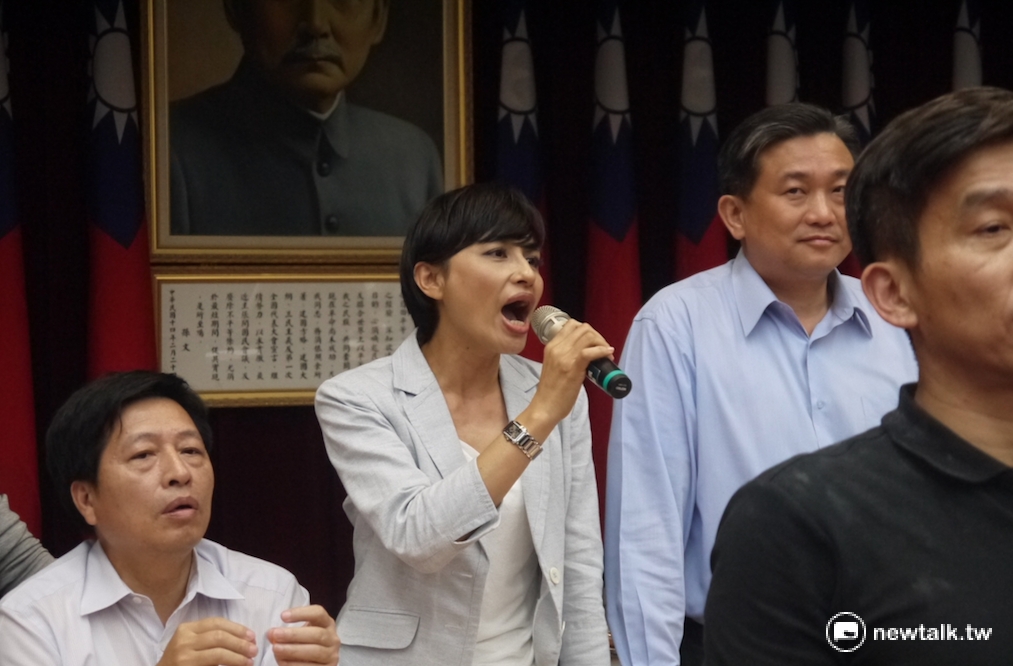 民進黨立委邱議瑩大酸傅琨萁六億蓋六公里道路。 圖：鍾孟軒/攝