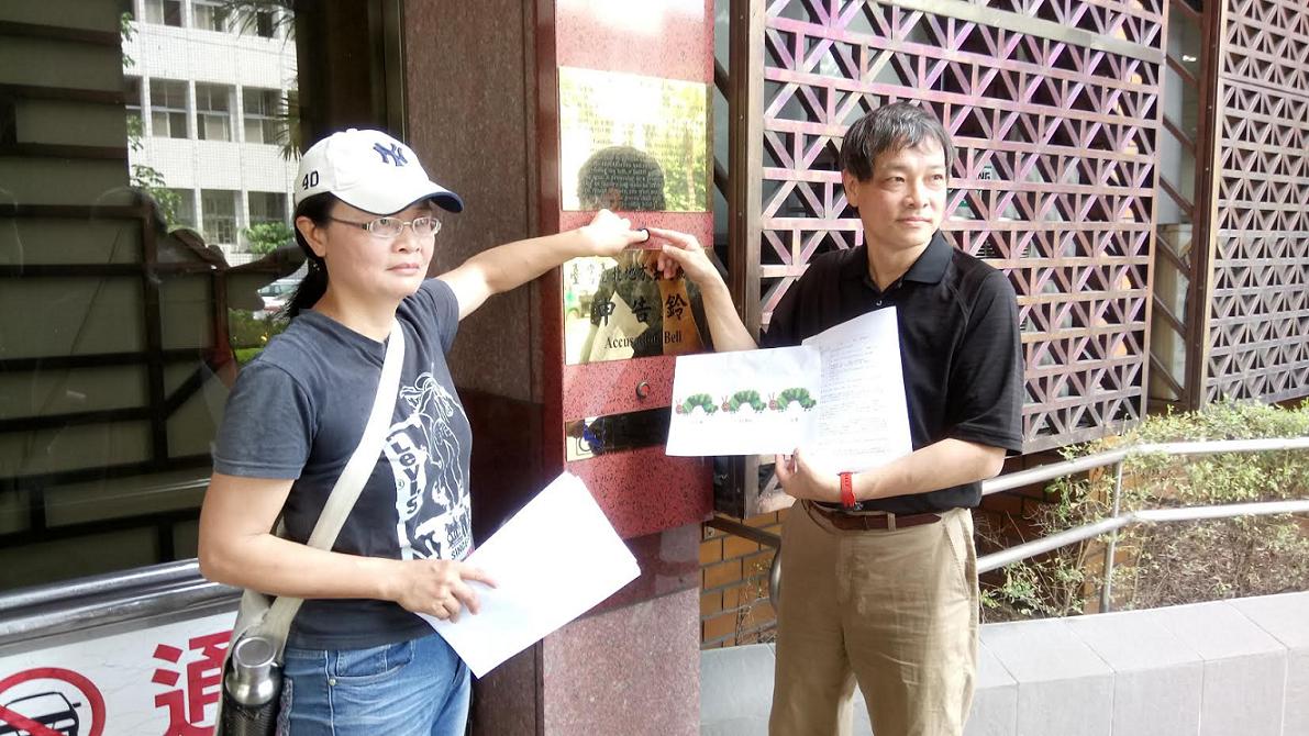 綠色消費者基金會秘書長方儉11日至北檢控告經濟部李世光和原能會主委謝曉星，涉嫌偽造公文書罪。 圖:綠色消費者基金會秘書長方儉提供。