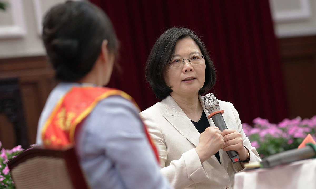對於外面街頭抗議多，總統蔡英文11日接見「第24屆全國十大傑出愛心媽媽慈暉獎」時表示，「我聽到了以後就不用再繼續那樣大聲了」。 圖：總統府/提供