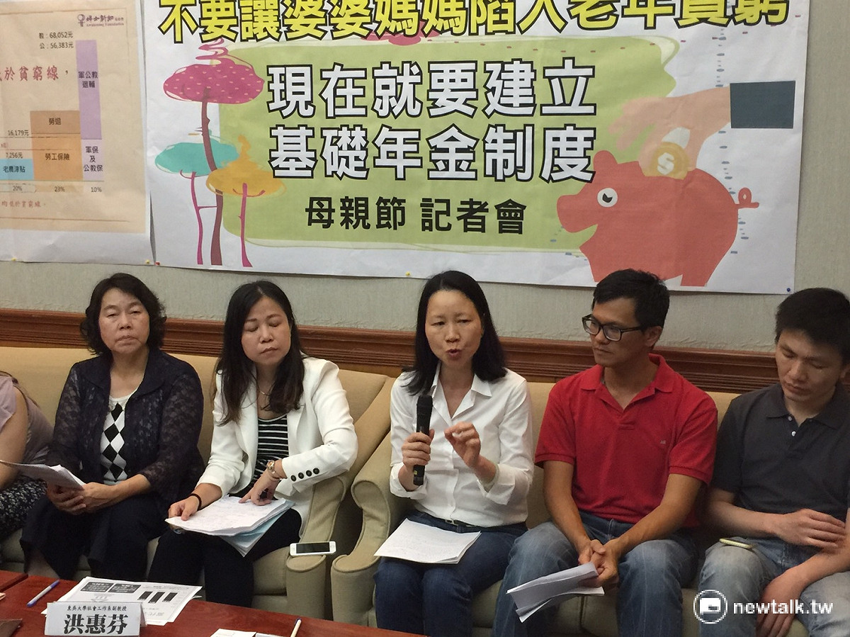 母親節前夕，多個婦女團體11日在立法院，痛批政府年金改革獨漏國民年金，根本是不想處理國保爛子，他們呼籲蔡政府兌現選前政見，儘速建立基礎年金制，不要讓婆婆媽媽陷入老年貧窮。 圖：林人芳／攝