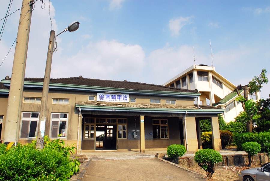 南靖車站採「大壁式」建築結構，包括站內候車室、售票口、座椅、窗戶都是木造風格，頗有復古風。 圖：翻攝自維基百科