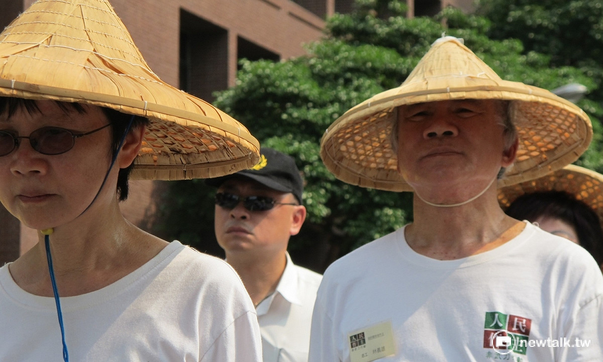 民進黨前主席林義雄與人民作主志工11日繞行民進黨3圈。 圖：林朝億/攝
