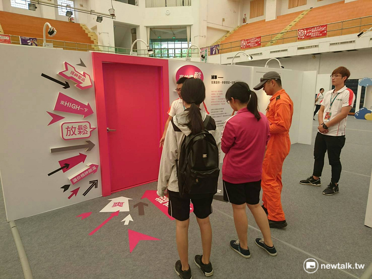 嘉義縣政府並與中國信託反毒教育基金會合作，5月1日至14日在嘉義縣立體育館舉辦反毒教育，以先進科技結合吸毒等情境虛擬親身體驗，截至10日為止已有2,930人受益獲得反毒知識。 圖:嘉義縣政府/提供