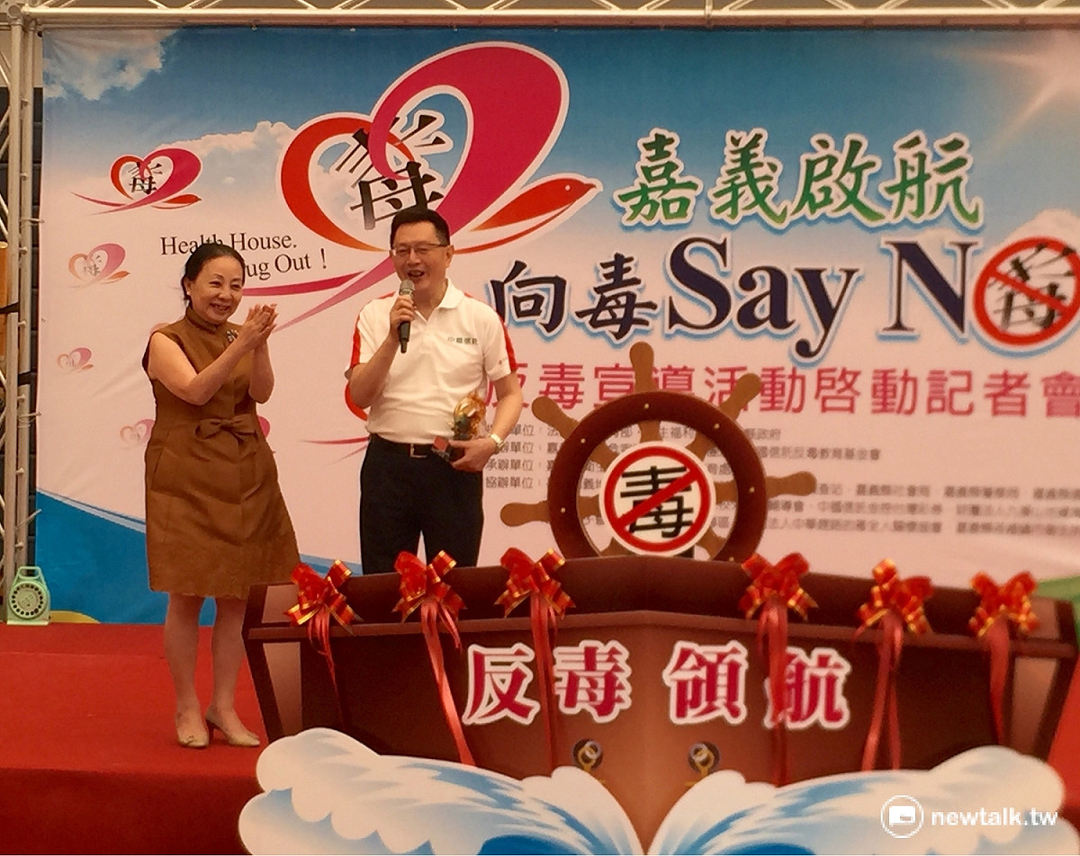 嘉義縣長張花冠特別感謝中國信託反毒教育基金會董事長辜仲諒，將多媒體互動毒品特展移到嘉義縣，全力支持推廣反毒教育。 圖:嘉義縣政府/提供