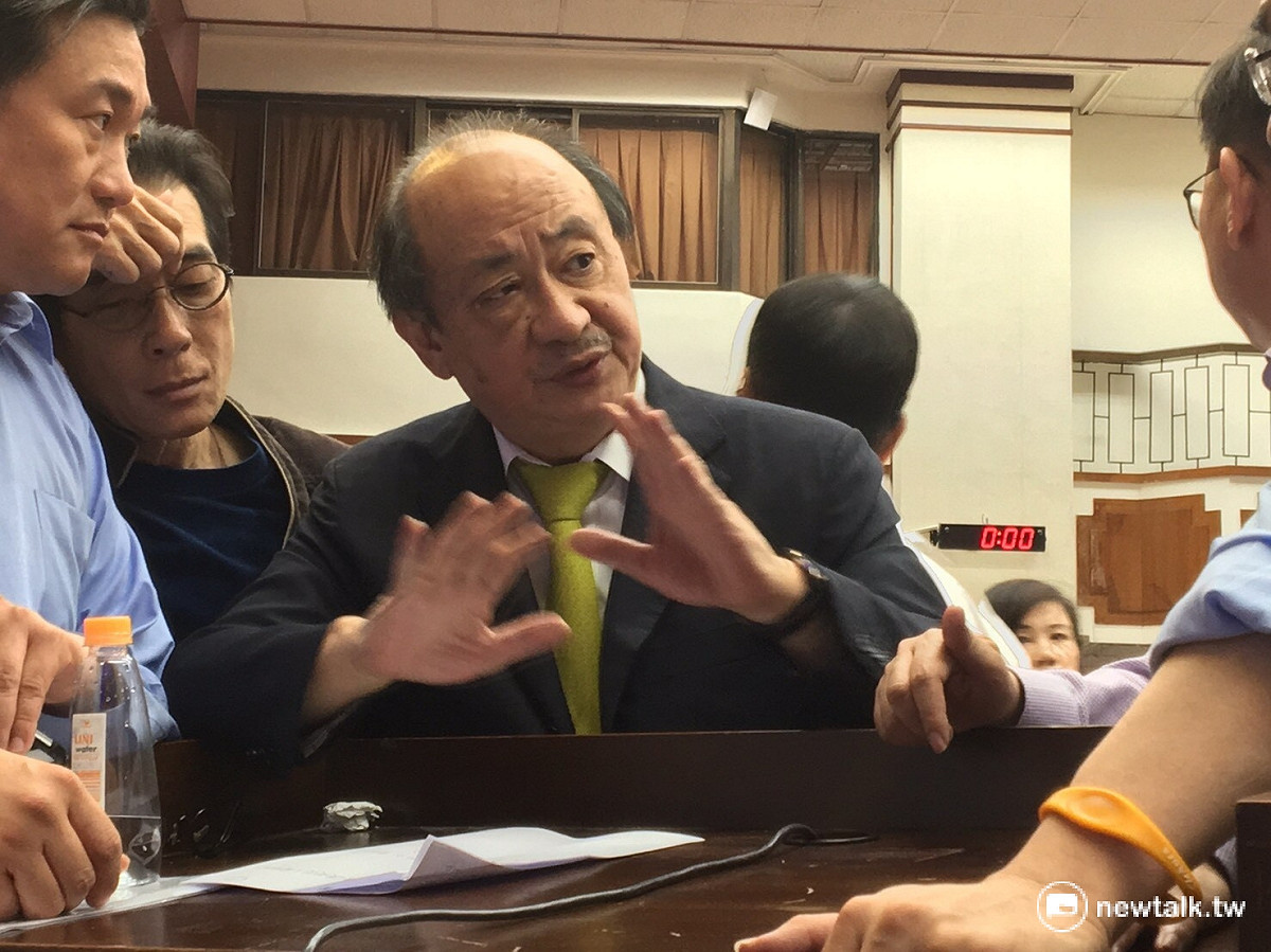 立法院經濟聯席會議11日繼續排審前瞻基礎建設條例，引發藍綠強烈衝突，民進黨團總召柯建銘表示，行政院已同意釋出善意，但國民黨堅持四年為期程，金額上限為4500億，讓協商破局 圖：鍾孟軒／攝