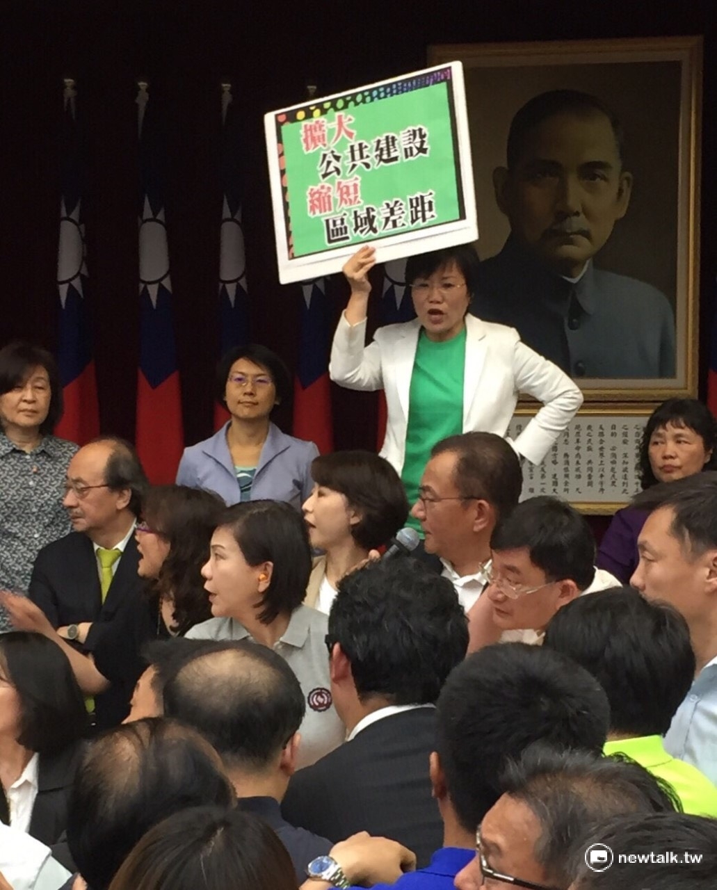 民進黨籍的立委劉世芳11日對國民黨的行為表示不滿，表示國民黨繼續阻擾前瞻計畫，甚至在進行協商時以刪除高捷黃線為要脅，與全高雄人為敵！ 圖: 翻攝自劉世芳臉書