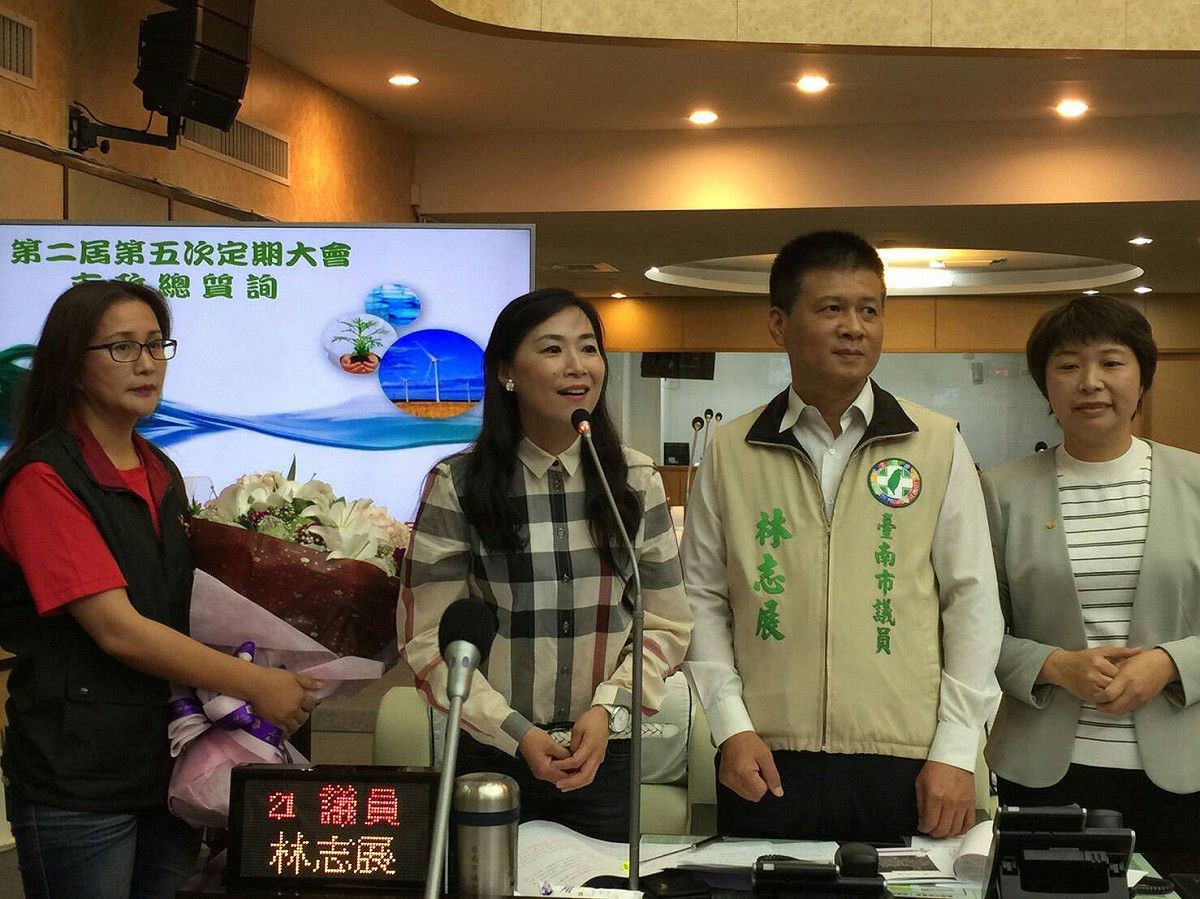 台南市民進黨團幹事長林宜瑾、以及議員陸美祈、谷暮．哈就今（12）日至議場獻花給教育局長陳修平。 圖: 民進黨台南市黨部/提供