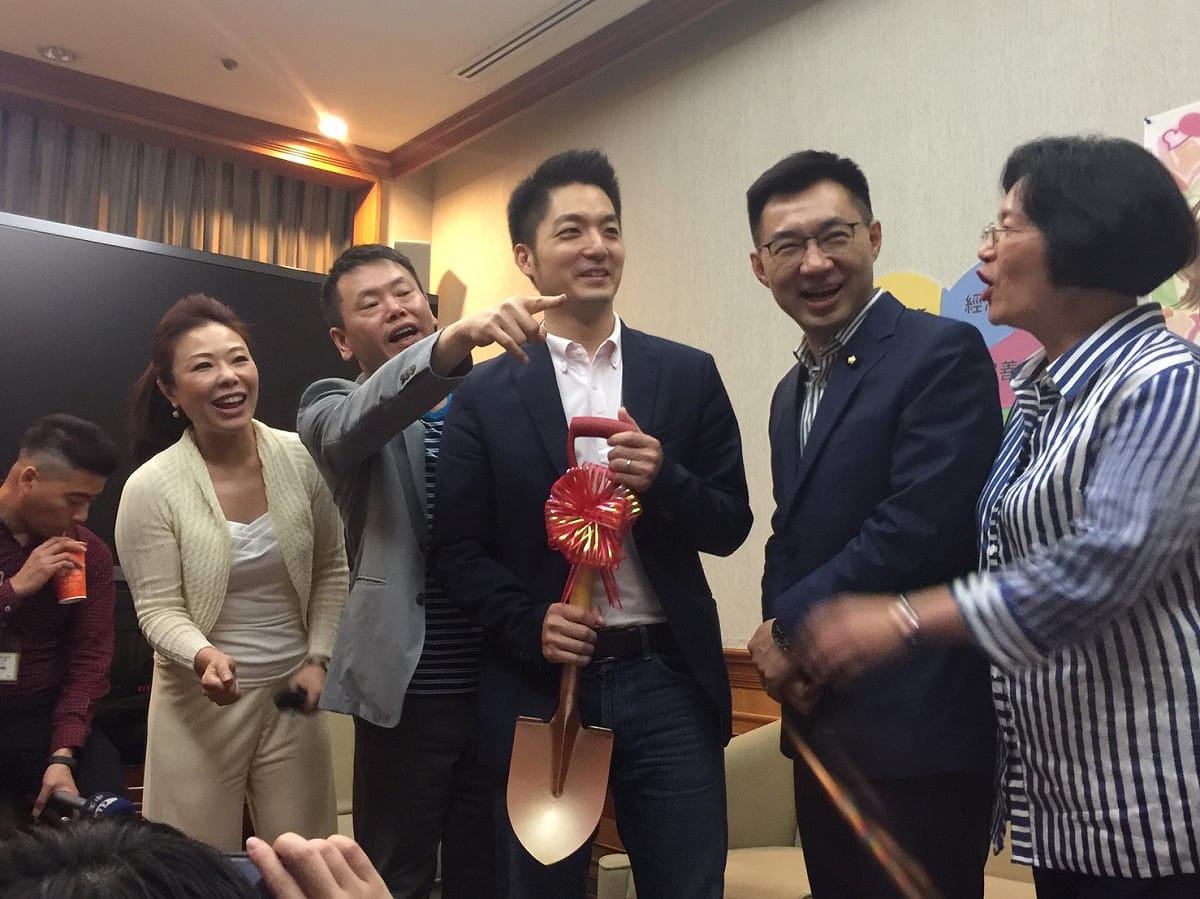 國民黨立委蔣萬安、李彥秀、江啟臣、林為洲、王惠美等人12日召開「親愛的，讓我們再生一個」記者會，江啟臣送一把金鏟子（產子）給蔣萬安，鼓勵再生一個，讓蔣萬安壓力好大。 圖：林人芳／攝