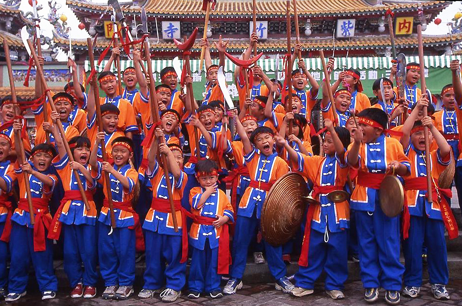 黃丁盛老師主講，以「充滿生命力的台灣節慶」系列為主題，與大眾分享台灣特有的年節紀實影像。 圖：桃園市政府提供