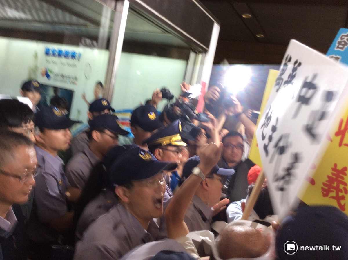 今（12）日下午百名地主聚集於市政大樓前抗議，訴求全面徵收並保留容積移轉政策，抗議地主與警發生推擠衝突。 圖：程士華/攝