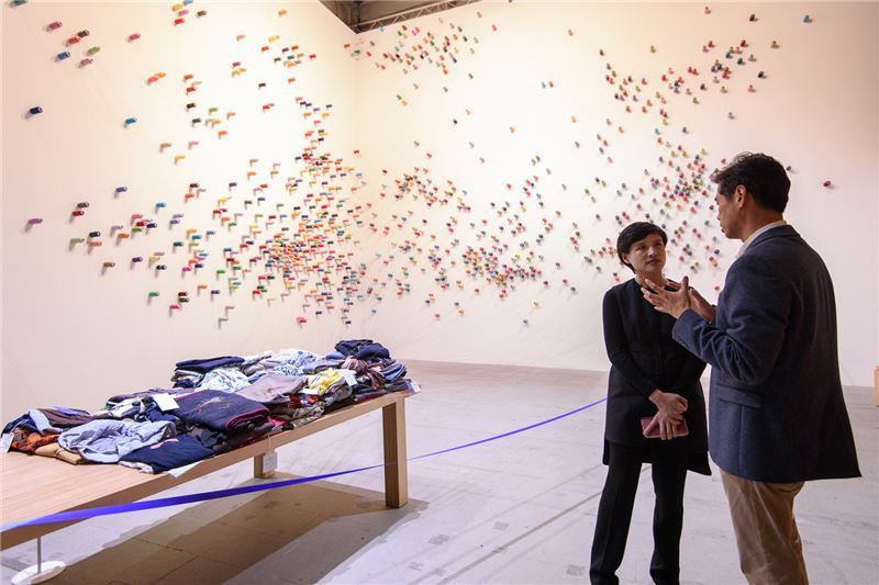 鄭麗君參觀威尼斯雙年展會內展李明維「補裳計畫」展場。 圖：文化部提供