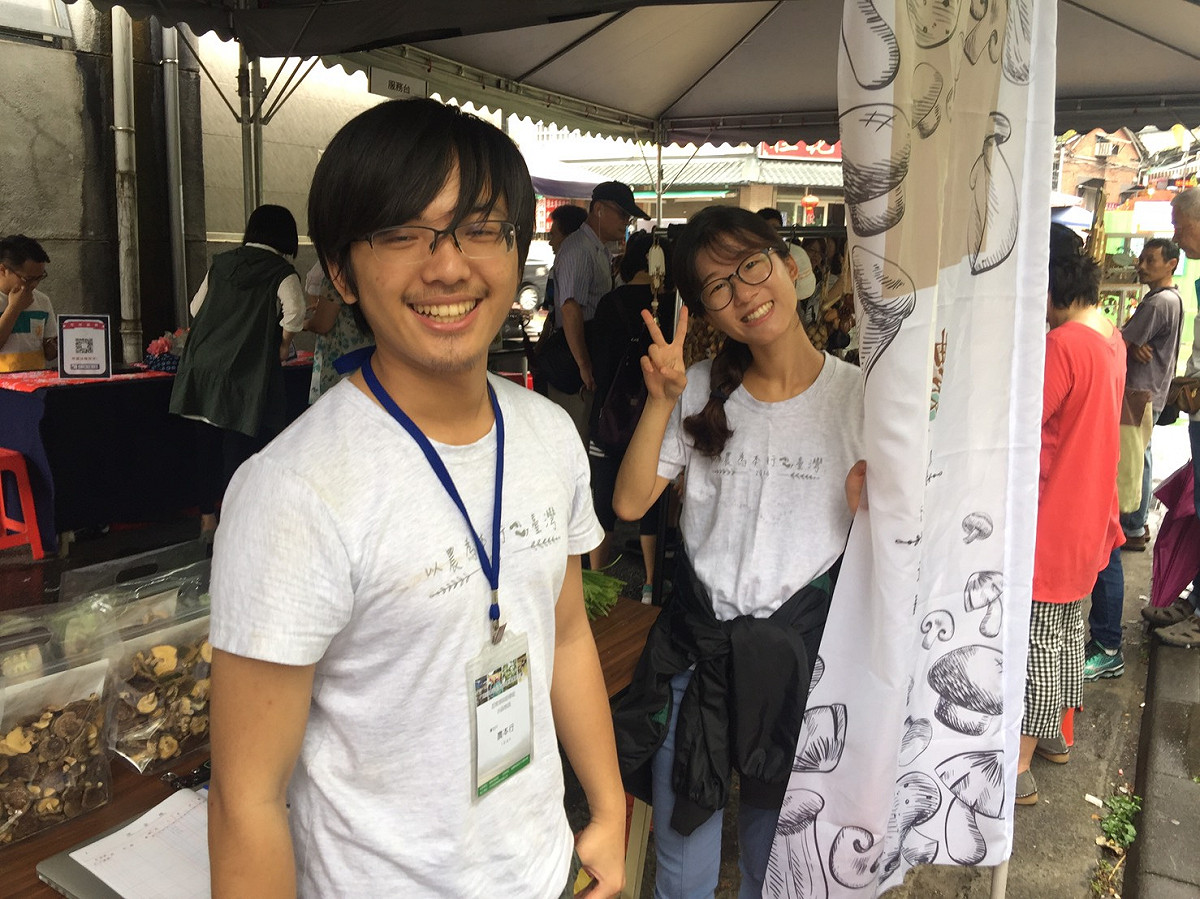 在浪漫的花海中，不論是民眾或工作人員，開心的心情都寫在臉上。 圖：鄒麗泳攝