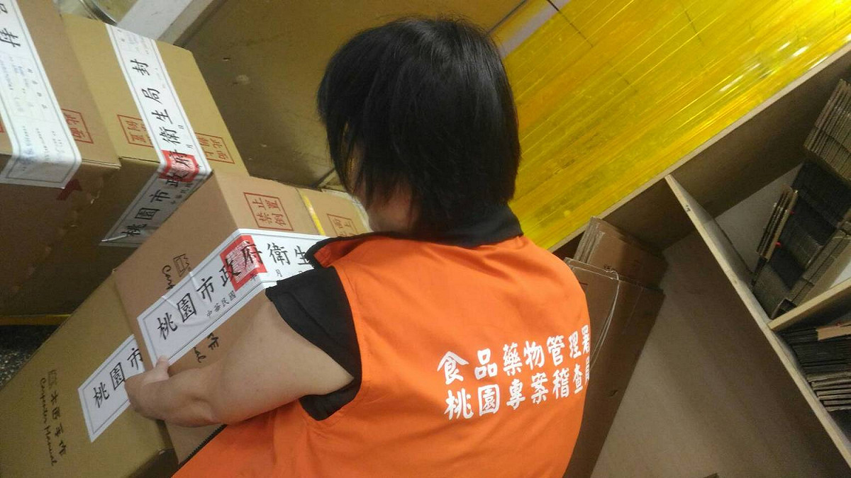 衛福部食藥署昨(12)日會同桃園市政府衛生局，前往該公司位於桃園市桃園區春日路總店稽查，現場發現了過期食品添加物「香草粉末香料」，現場封存了荷包蛋布丁成品22盒(六入)、魯肉飯布丁成品8盒(五入)與半成品95入。 圖：桃園市政府衛生局提供