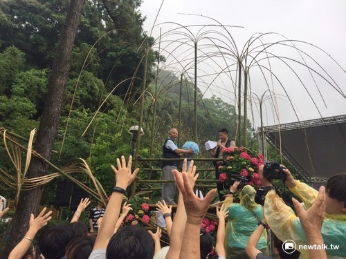 民眾搶繡球花。 圖：鄒麗泳／攝