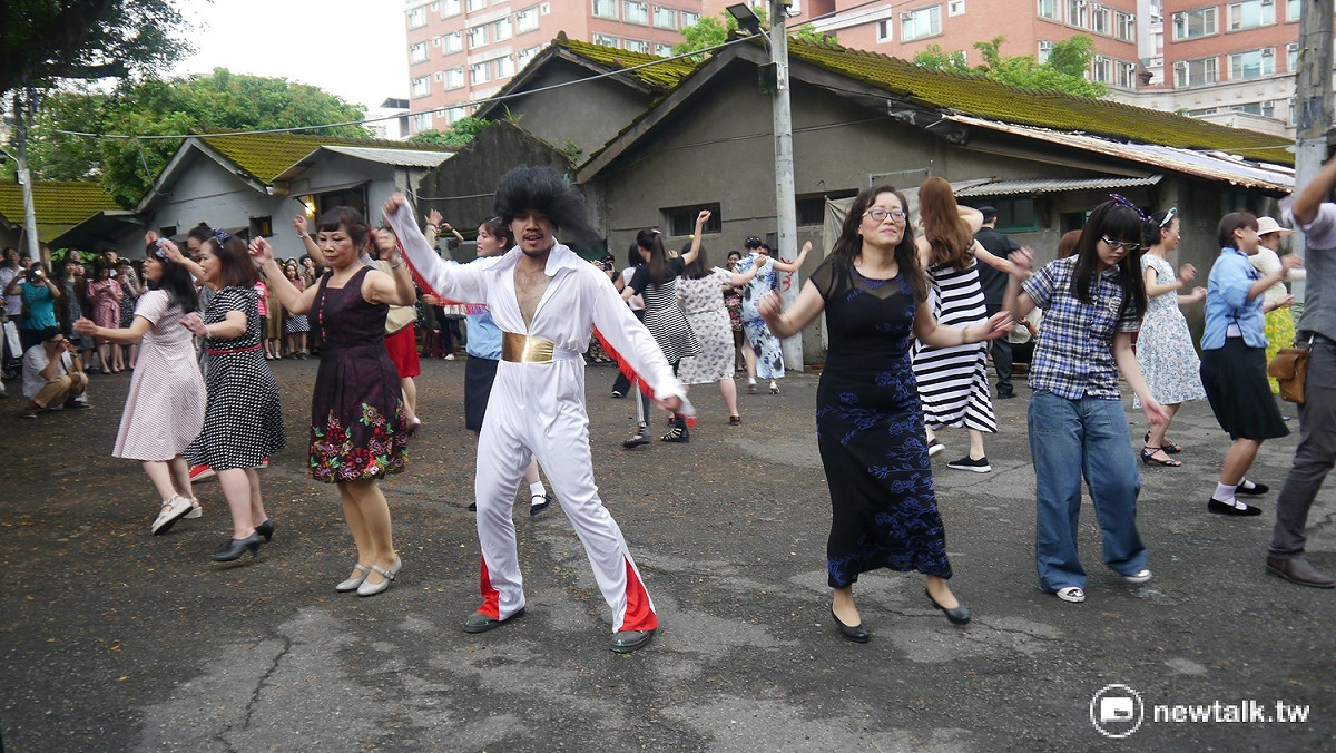 動感跳舞、賣力演出，母親節前夕，老眷村有了不同的魅力。 圖：桃園市政府文化局提供