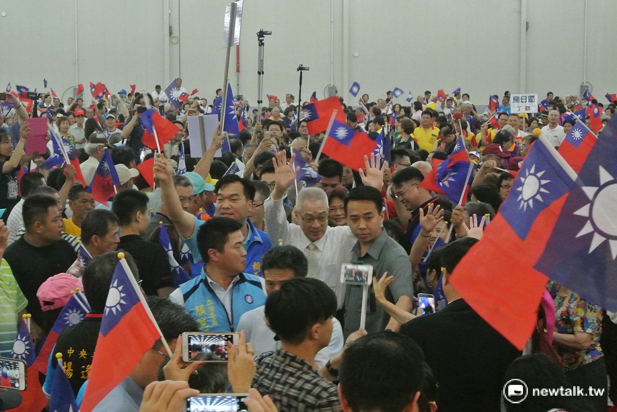 國民黨主席候選人吳敦義陣營今（13）日在台中世貿中心舉行造勢大會，全市動員3000名支持者，吳吳敦義進場時受支持者夾道歡迎。 圖:唐復年/攝