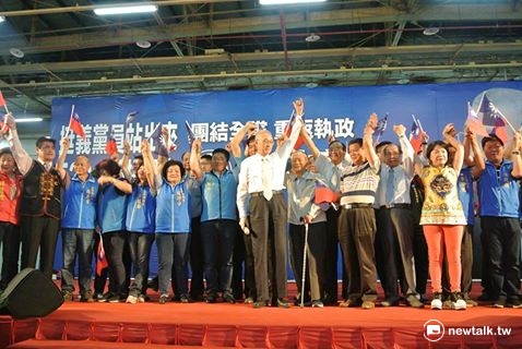 國民黨主席候選人吳敦義陣營今（13）日在台中世貿中心舉行造勢大會，吳敦義呼籲支持者讓他一次就過半。 圖:唐復年/攝