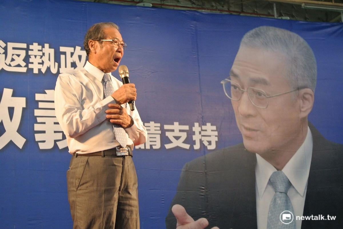 前台中縣長黃仲生要大家全力支持吳敦義選國民黨主席。 圖:唐復年/攝