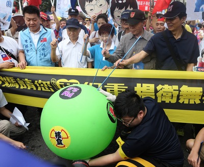 國民黨今日舉行「媽媽請您要保重、捍衛無毒家園」大遊行，訴求抗議總統無能，反對8800億前瞻計畫。 圖：中央社