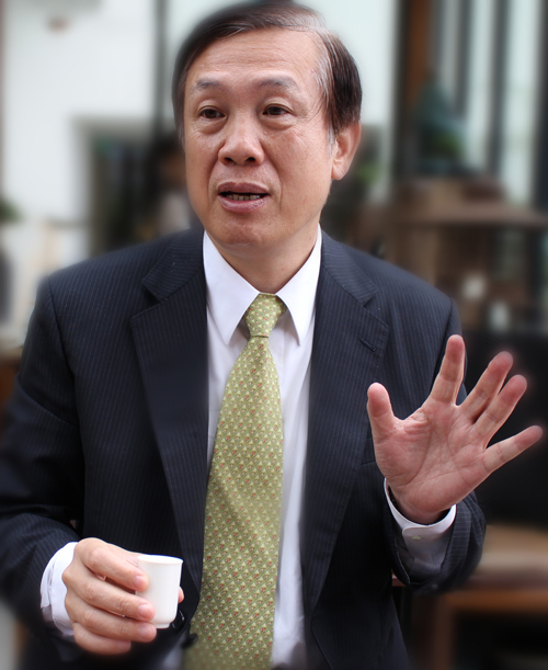 商總理事長賴正鎰說， 政府強推一例一休制度，導致企業營運成本增加、勞工薪水不會調漲，民眾還得承擔物價上漲苦果，最後將是三輸局面。 圖:翻攝自網路