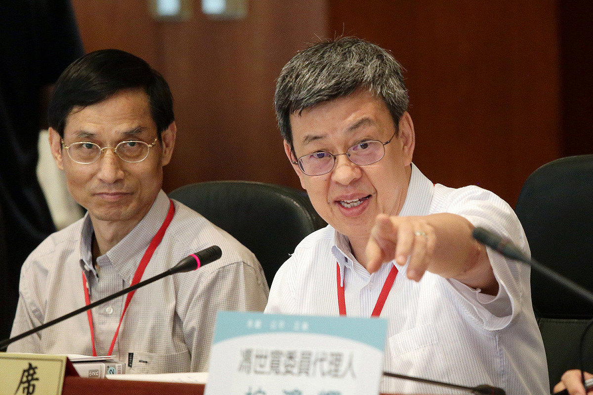 年金改革委員會召集人、副總統陳建仁與年改委員會副召集人林萬億今（8）日下午與民進黨籍外交國防委員會立委討論軍人年金改革方案，會中針對樓地板38990元、傷殘津貼比照公教等獲得共識。 圖：總統府提供（資料照片）
