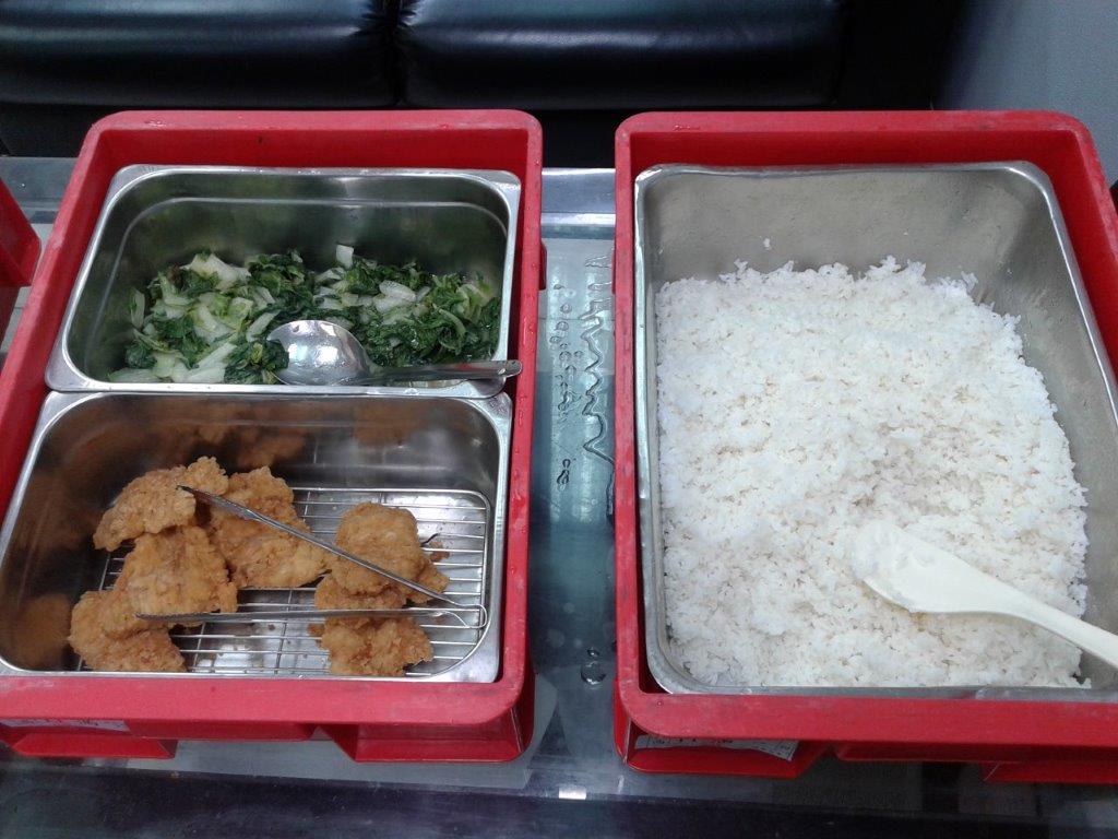 營養午餐多會有一道肉類主食。此為中央廚房的菜色。 圖：張文隆／攝 (資料照片)