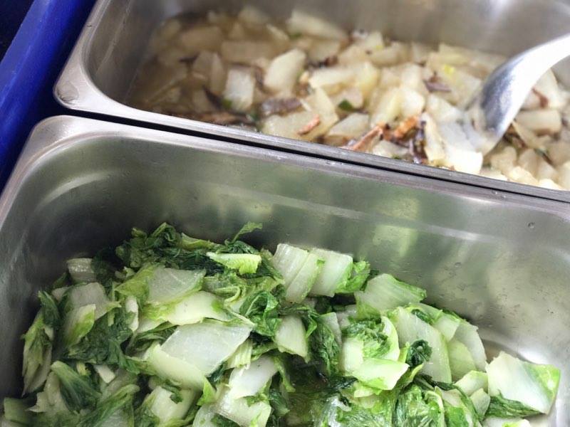 青菜是營養午餐必備的。此為新店中正國小學校自辦。 圖：新頭殼資料照片