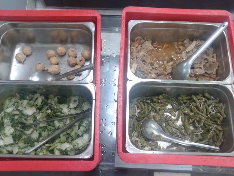 不同菜色的營養午粲。此為中央廚房的菜色。 圖：張文隆／攝
