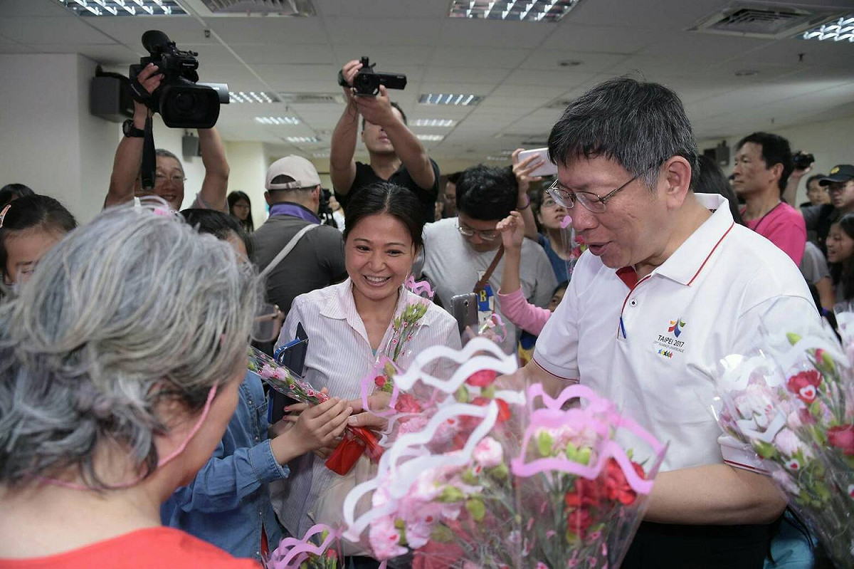 台北市長柯文哲今（14）日上午出席台北市母親節活動，突然遭護樹團體抗議，柯文哲在抗議聲中接受訪問。 圖：台北市政府提供