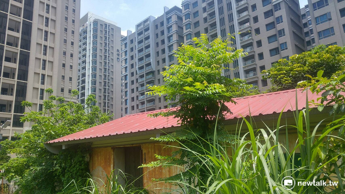 關埔特區僅存「土埆厝」突兀佇立在豪宅區中，明（15）日將遭法院強制執行拆除。 圖：汪少凡／攝