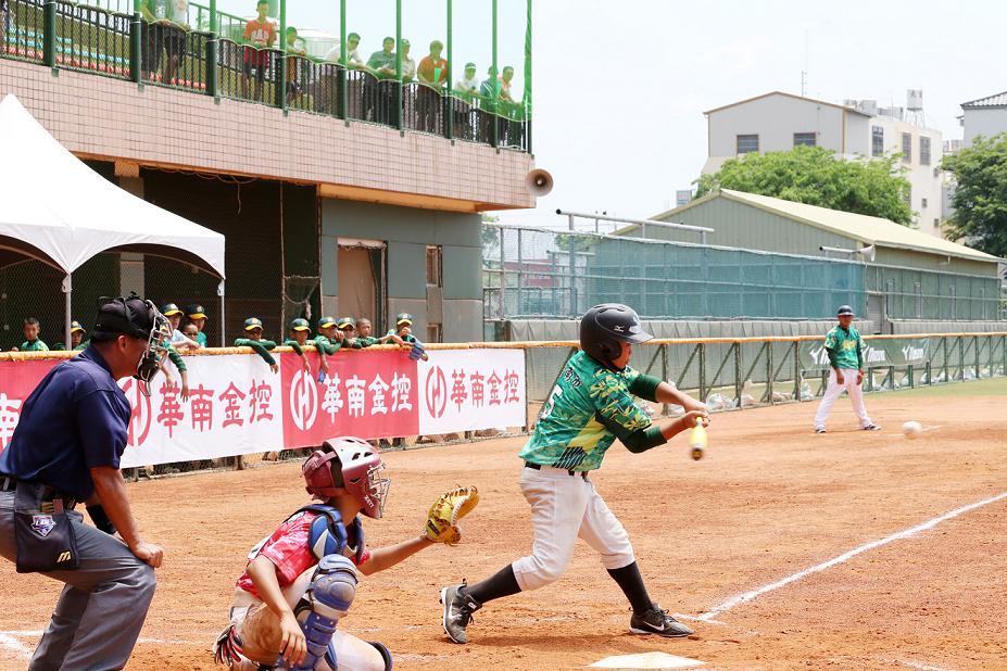 106年華南金控盃全國少棒錦標賽今（14）日於善化及歸仁棒球場開打，選手奮力一擊。 圖：台南市政府提供
