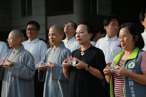 嘉義縣長張花冠、誠心祈禱，祈求嘉義平安。 圖：嘉義縣政府提供