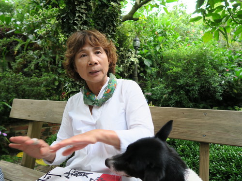 翁美珍年輕時就喜愛園藝，是苗栗南庄繡球花季的催生者。 圖：鄒麗泳／攝